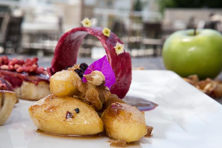 Foie gras, raspberry crispy rice & caramelized apples, Γιώργος Καμπάκης, Kappa Resort, 4